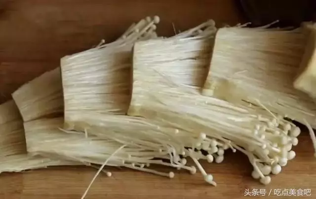 一把金針菇,2個雞蛋,筷子攪一攪,做出的美食拿肉都不換!