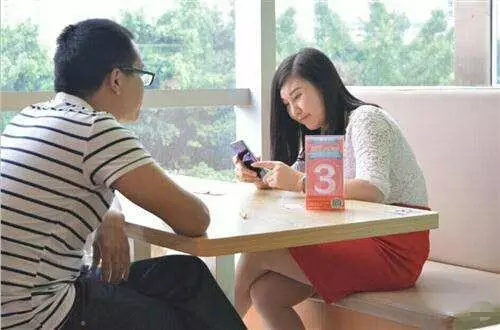 小伙陪同事去相親,慘遭各種拒絕,三年後自己相親,一見來人傻了