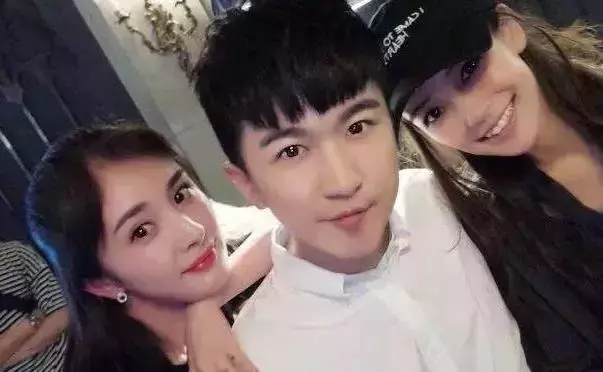 女星心機合影,娜扎尷尬,劉亦菲輸在禮服,最服的還是章子怡!