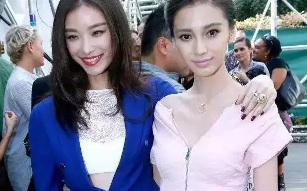 女星心機合影,娜扎尷尬,劉亦菲輸在禮服,最服的還是章子怡!