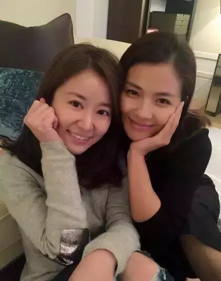 女星心機合影,娜扎尷尬,劉亦菲輸在禮服,最服的還是章子怡!