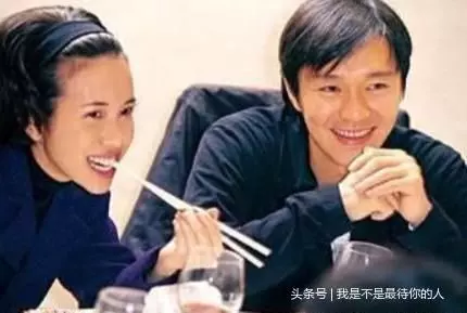 56歲星爺不婚,長嘆一聲說出原因:她都不在了,網友:自食其果!