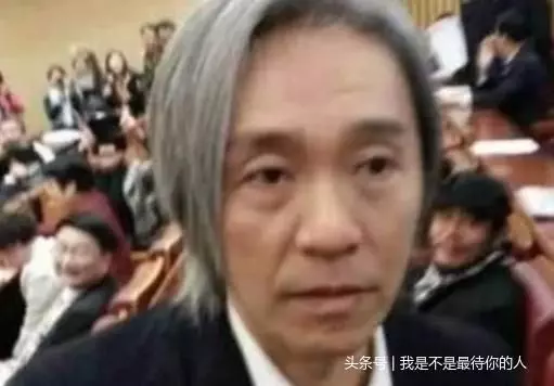 56歲星爺不婚,長嘆一聲說出原因:她都不在了,網友:自食其果!