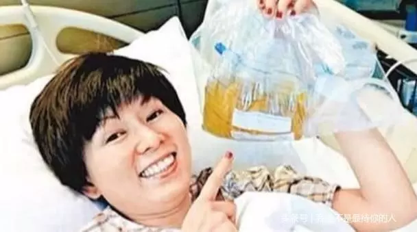 56歲星爺不婚,長嘆一聲說出原因:她都不在了,網友:自食其果!