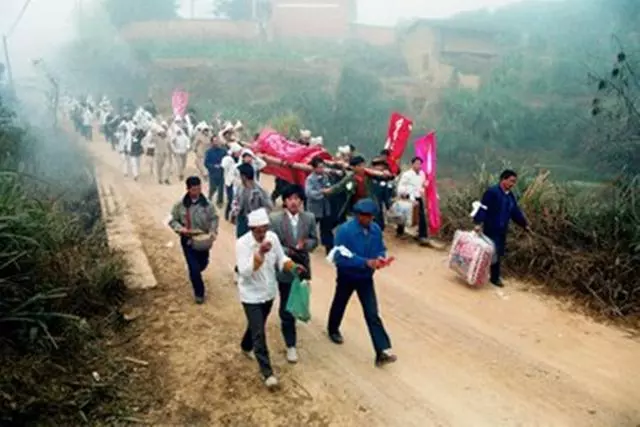 棺材落地傷人,道長火速點燃三炷香,豈料當場要了一人性命 (天網恢恢疏而不漏,惡必有惡報,此乃天道也)