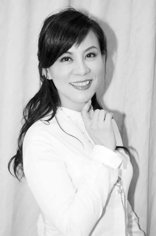 女兒自殺、父親去世、兒子車禍,如今57歲的她不得不重返歌壇!