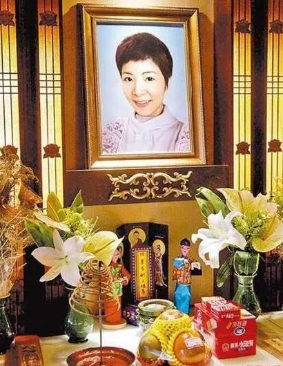 女兒自殺、父親去世、兒子車禍,如今57歲的她不得不重返歌壇!