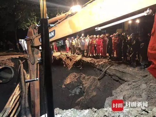 達州地面塌陷吞噬路人:一名女性8日凌晨被救出後搶救無效身亡