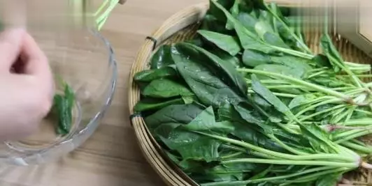自製菠菜黏米糕,不用炒不用蒸,一看就特別有食慾,一家老小都愛吃