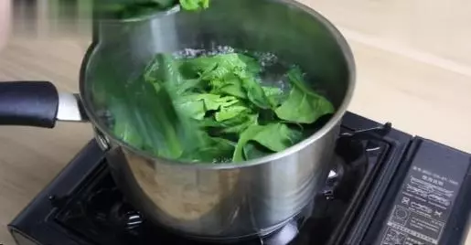 自製菠菜黏米糕,不用炒不用蒸,一看就特別有食慾,一家老小都愛吃