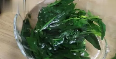 自製菠菜黏米糕,不用炒不用蒸,一看就特別有食慾,一家老小都愛吃