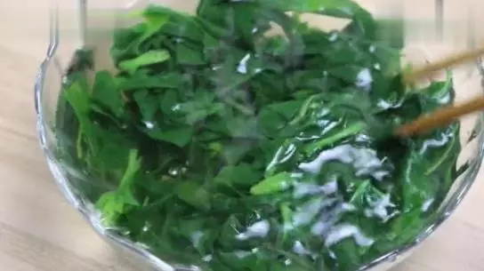 自製菠菜黏米糕,不用炒不用蒸,一看就特別有食慾,一家老小都愛吃