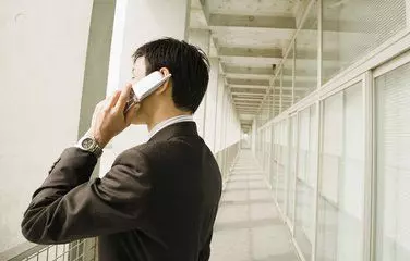 結婚時哥哥給我十萬紅包,上廁所時聽見他接電話,我含淚還給了他