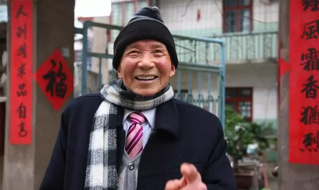 小伙收留陌生老人3年,一輛豪車接老人回家,才知老人身份不一般