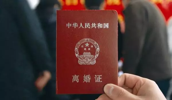 離婚兩年後,前夫生病我去看他,他給我張卡,我決定跟他復婚