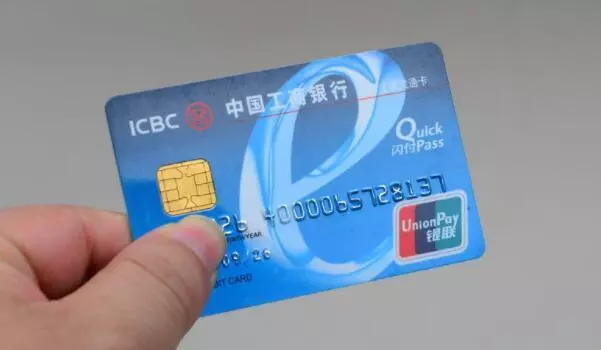 離婚兩年後,前夫生病我去看他,他給我張卡,我決定跟他復婚