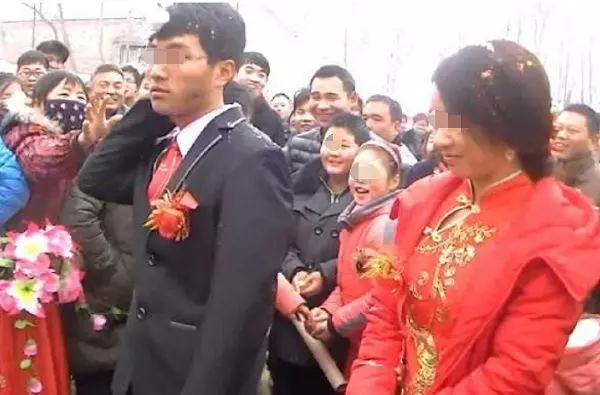 新婚夜新娘總是說噁心,新郎醉酒蒙頭睡覺,次日起床家人不淡定
