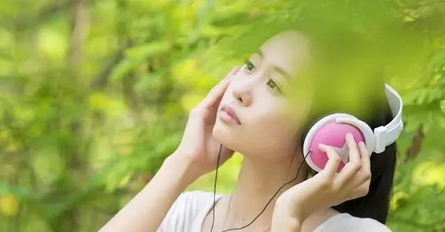 我外出打工回來,看到老婆碗里的菜,二話不說就砸了我媽的鍋