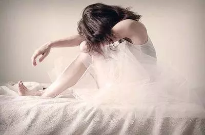 我生日女兒給我買了件衣服,隔天她自殺,我在衣服里發現真相