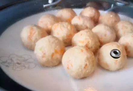 蓮藕配上西紅柿,這樣上鍋一蒸,簡單製作,營養又美味