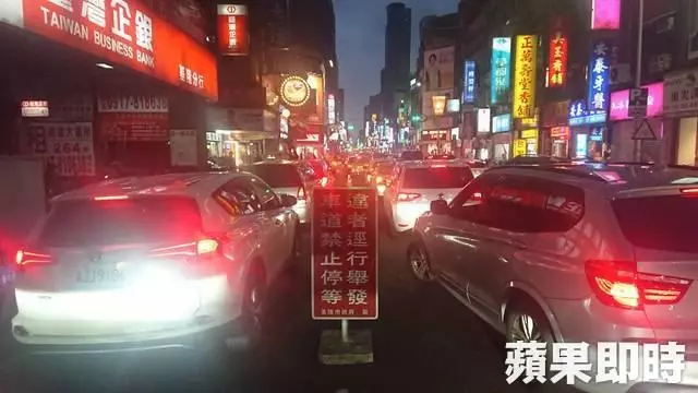 《停車插隊拒開車門 女駕駛遭警破窗帶回》