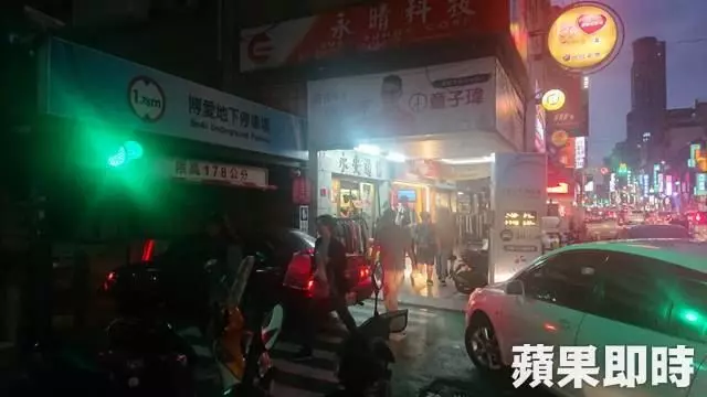 《停車插隊拒開車門 女駕駛遭警破窗帶回》