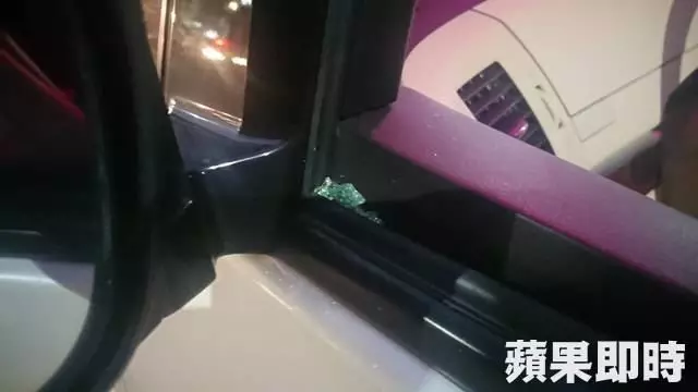 《停車插隊拒開車門 女駕駛遭警破窗帶回》