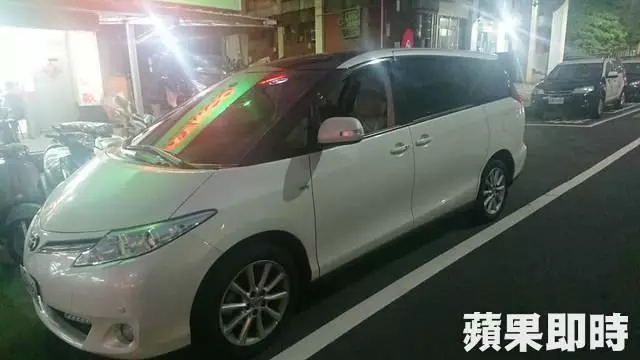 《停車插隊拒開車門 女駕駛遭警破窗帶回》