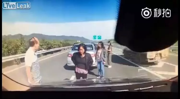 高速公路車禍不要停! 6人全下車了… 慘被「2度車禍」 網友全嚇傻(圖+影)