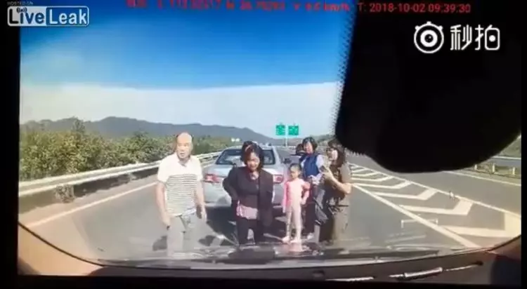 高速公路車禍不要停! 6人全下車了… 慘被「2度車禍」 網友全嚇傻(圖+影)