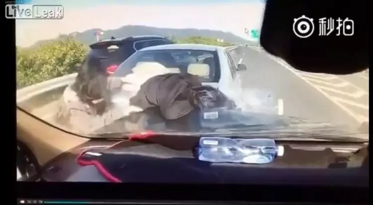 高速公路車禍不要停! 6人全下車了… 慘被「2度車禍」 網友全嚇傻(圖+影)