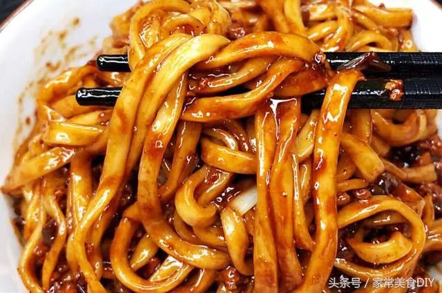 秘制家常炸醬麵,麵條筋道入味,色澤誘人,香噴噴,好吃到舔光碟