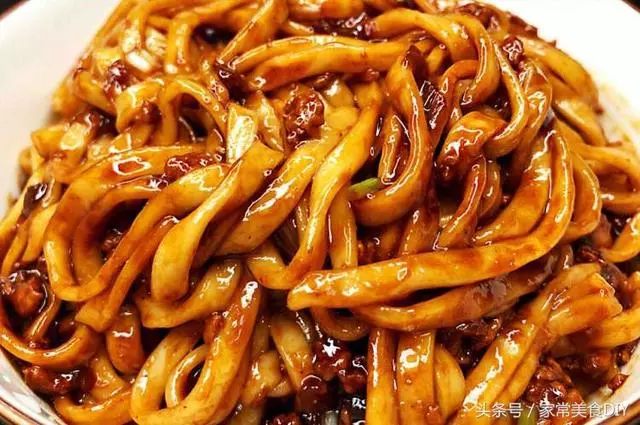 秘制家常炸醬麵,麵條筋道入味,色澤誘人,香噴噴,好吃到舔光碟