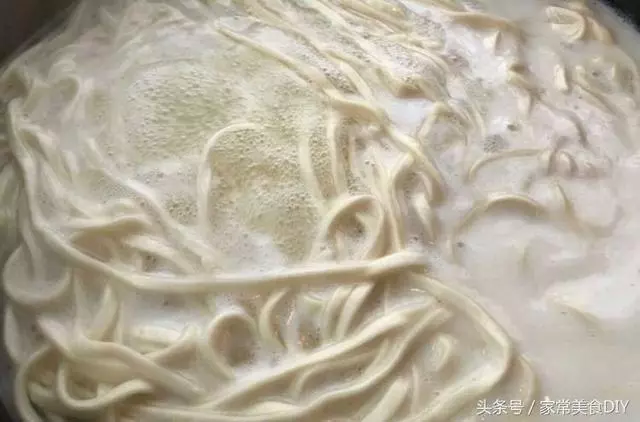 秘制家常炸醬麵,麵條筋道入味,色澤誘人,香噴噴,好吃到舔光碟