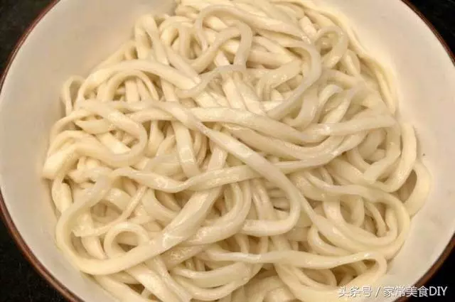 秘制家常炸醬麵,麵條筋道入味,色澤誘人,香噴噴,好吃到舔光碟