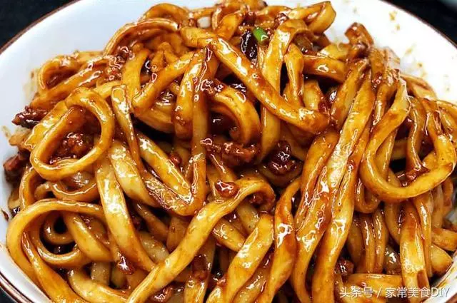秘制家常炸醬麵,麵條筋道入味,色澤誘人,香噴噴,好吃到舔光碟