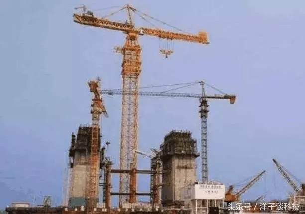 中國研發世界最大吊機,可輕鬆托起2萬噸巨艦,比50層樓還要高