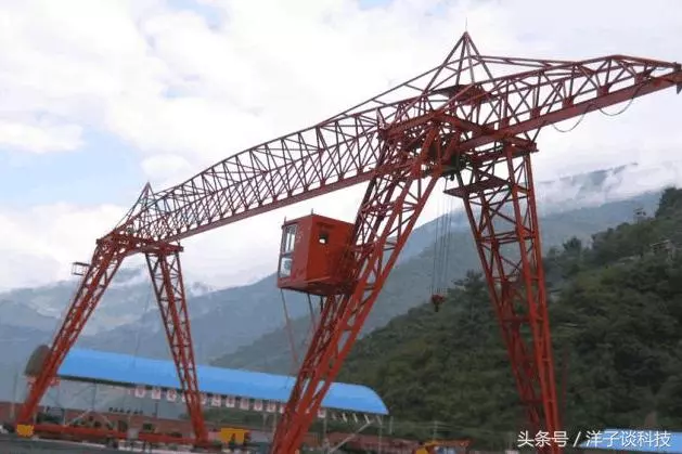 中國研發世界最大吊機,可輕鬆托起2萬噸巨艦,比50層樓還要高