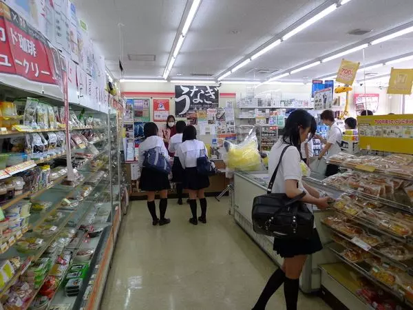 媽媽上網問「16歲女生一天300元夠不夠用?」她給女兒飯錢竟意外被網友洗版…!