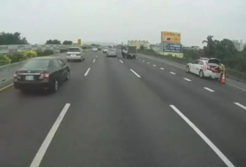 霸氣滿點封路!國道驚現3聯結車「擋路中」 一看到「警察來」網友一秒暖哭