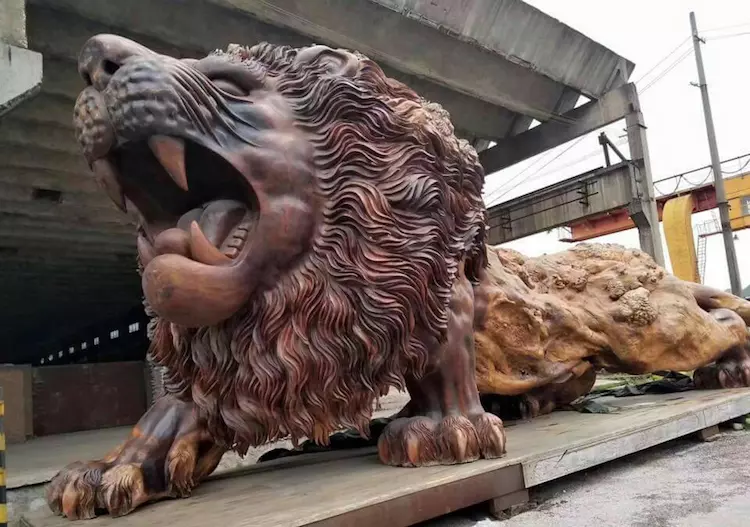 這20位神人花3年時間「將一棵樹雕刻成獅子」破世界紀錄,獅子正面霸氣到馬上跪下來了...