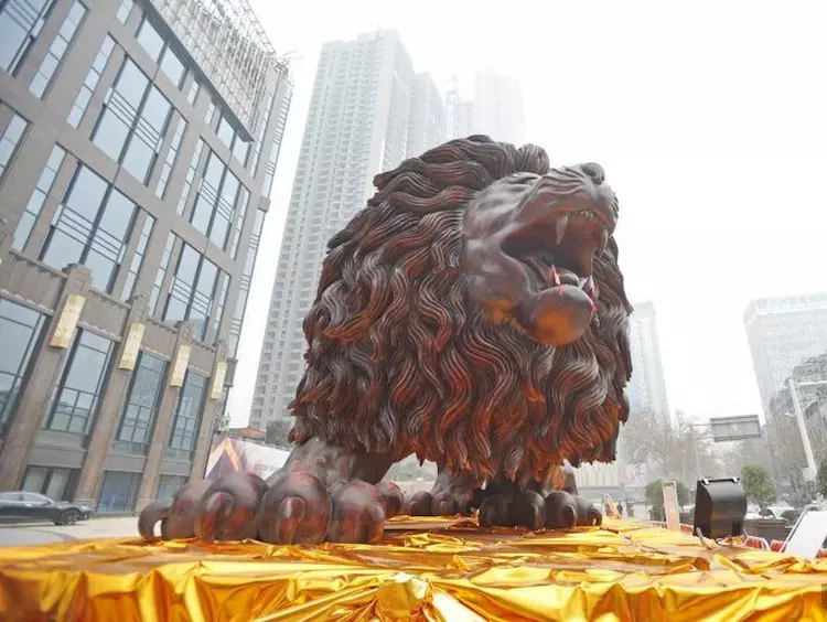 這20位神人花3年時間「將一棵樹雕刻成獅子」破世界紀錄,獅子正面霸氣到馬上跪下來了...