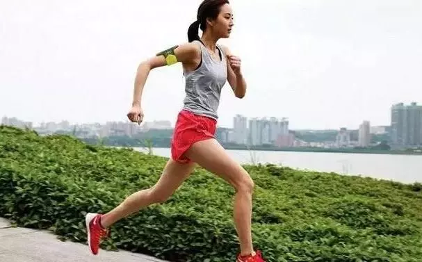 張鈞甯媽媽近照曝光,長相惹人爭議,網友:難怪張鈞甯長得這麼美!
