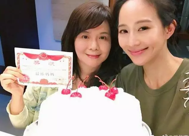 張鈞甯媽媽近照曝光,長相惹人爭議,網友:難怪張鈞甯長得這麼美!