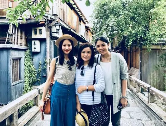張鈞甯媽媽近照曝光,長相惹人爭議,網友:難怪張鈞甯長得這麼美!