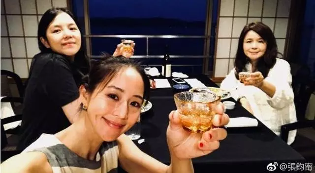 張鈞甯媽媽近照曝光,長相惹人爭議,網友:難怪張鈞甯長得這麼美!