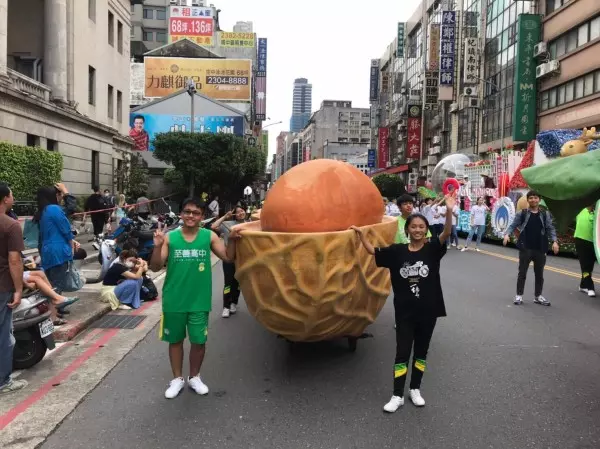 雙十花車大遊行 ㄚ桃、園哥、孫悟空北上「車拚」