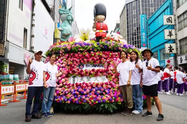 雙十花車大遊行 ㄚ桃、園哥、孫悟空北上「車拚」