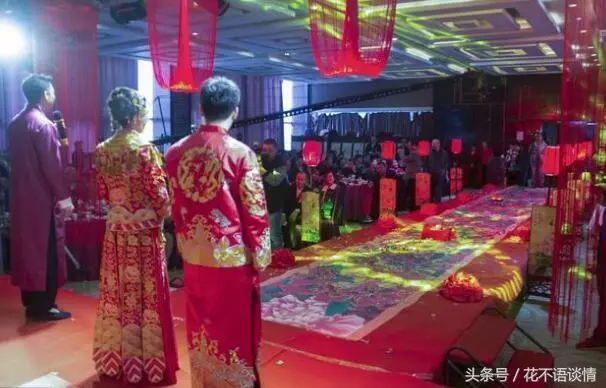 我再婚時,前夫送來五千紅包,一個月後收到他的信息,我冷笑兩聲