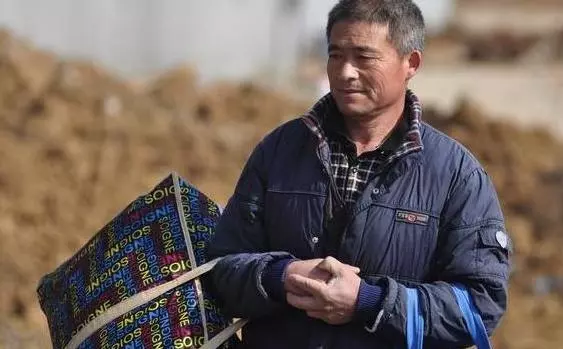 母親去世後父親再婚,我結婚前父親找到我,我冷笑兩聲他轉身離開